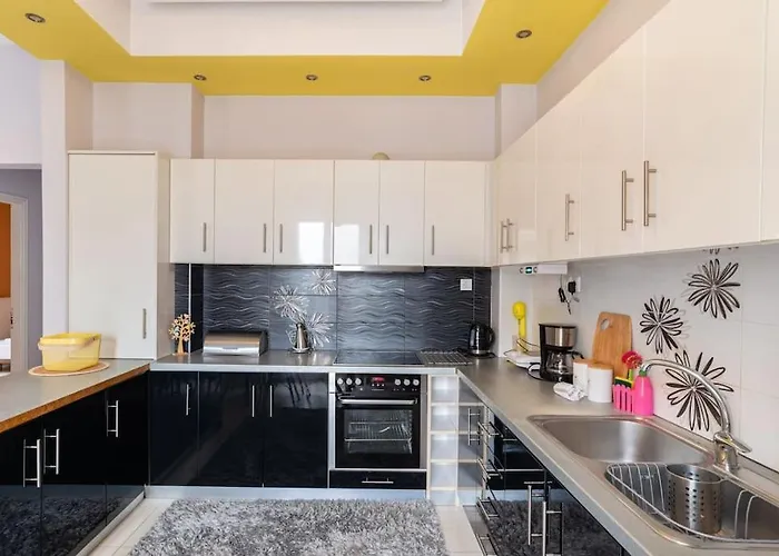 Apartment With Terrace In Piraiki