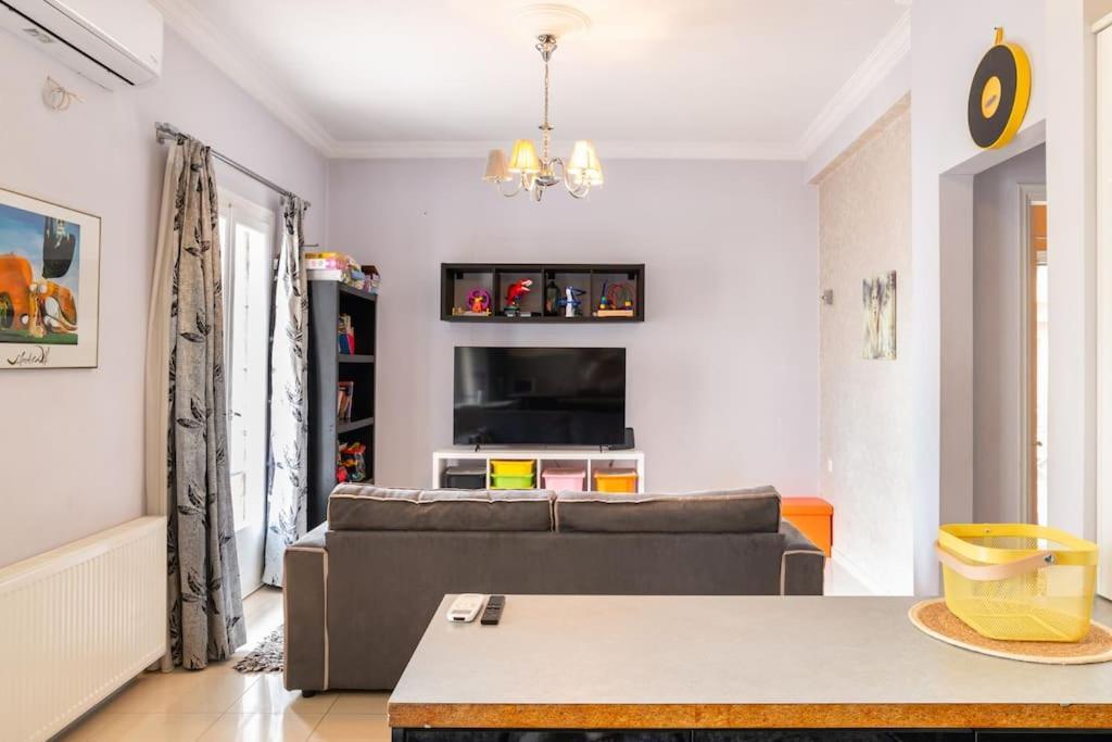 Apartment With Terrace In Piraiki *
