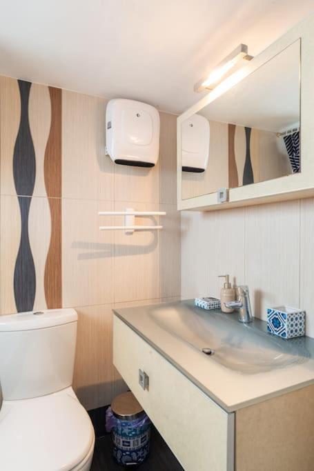 Apartment With Terrace In Piraiki *