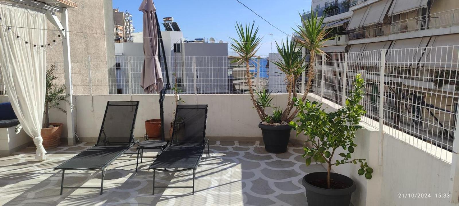 Apartment With Terrace In Piraiki *